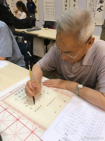 平均年龄超72岁 高校老师手写通知书